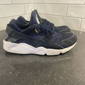 Men’s Nike huarache size 10. Good condition. No box however.